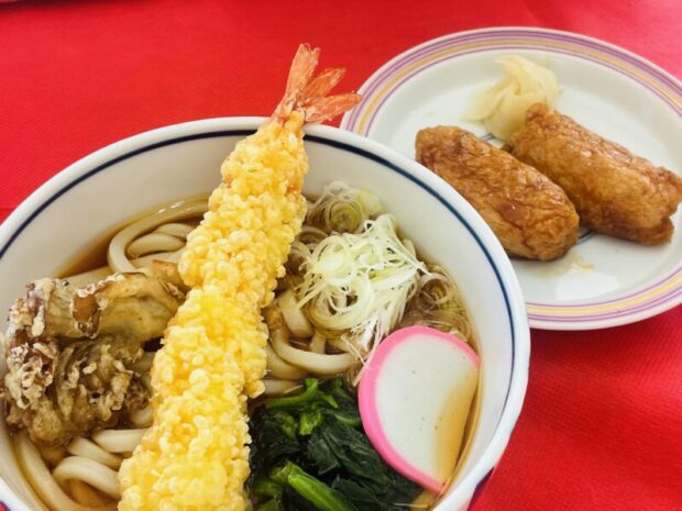 【週替わり】天ぷらうどん いなり寿司