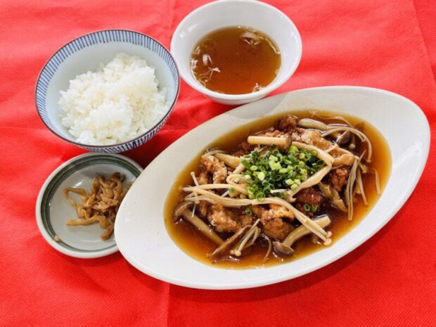 【週替わり】 揚げ鶏のキノコ餡かけ