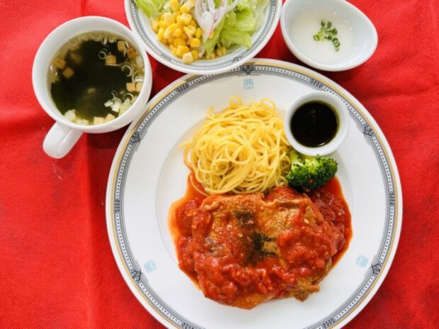 【週替わり】 鶏もも肉のトマトガーリックソース